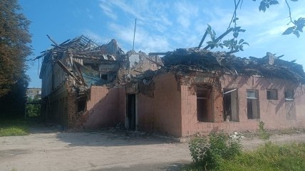 Разрушенная школа в Курахово