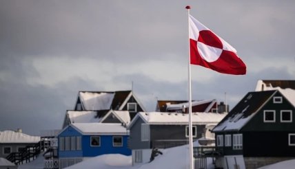 Неселенный пункт с флагом Гренландии
