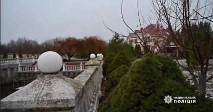 Будинок Супруненків (той самий, що і у повідомленні прокуратури) раніше потрапив у репортаж Національної поліції. Скриншот відео з ТГ-каналу Нацполіції