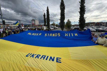 Прапор України на мітингу на Алясці