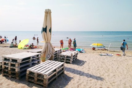 Пляж на курорте Сычавка