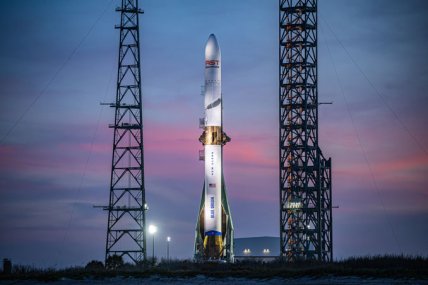 Ракета New Glenn на мисі Канаверал напередодні запуску із супутником BlueBird 7