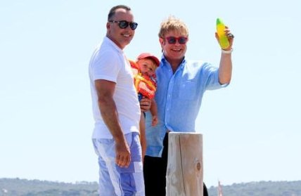 Элтон Джон рассказал о планах в отношении детей - изображение №1