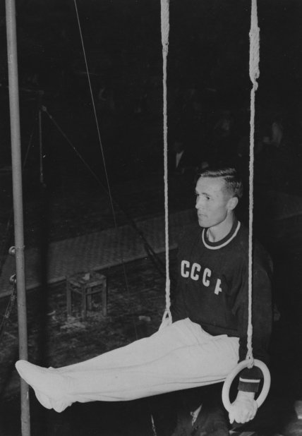 Віктор Чукарін робить вправи на кільцях