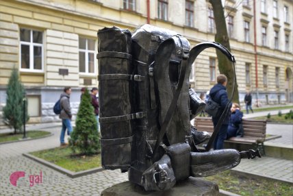 пам’ятник рюкзаку львів