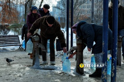 До бюветів вибудовуються величезні черги
