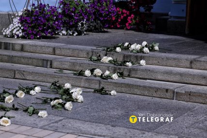На церемонии было много цветов