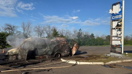 Наслідки удару російського безпілотника по припаркованому автомобілю біля АЗС "Маршал" поблизу села Волохів Яр Балаклійської громади