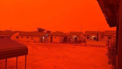 Червоне небо у Австралії через циклон Нарелл