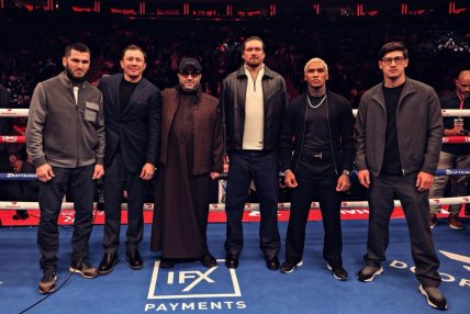 Олександр Усик зробив фото з російськими боксерами