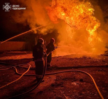 Из-за ударов дронами в Одесской области возникли пожары