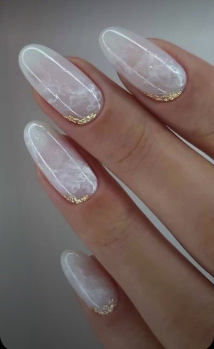 Мраморный маникюр белого цвета