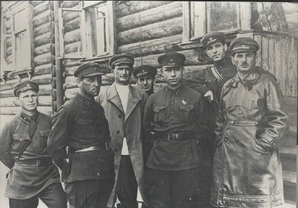 Начальник будівництва БілБалтлагу Нафталій Френкель, начальник ГУЛАГу (1932-1937) Матвій Берман і начальник південної ділянки будівництва Григорій Афанасьєв разом зі своїми підлеглими (справа наліво)