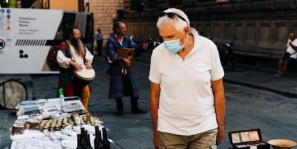 человек в маске