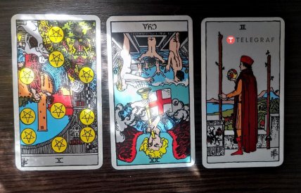 Слева направо — перевернутая Десятка пентаклей, перевернутый Суд и Двойка жезлов