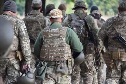 Мужчины в военной форме удаляются