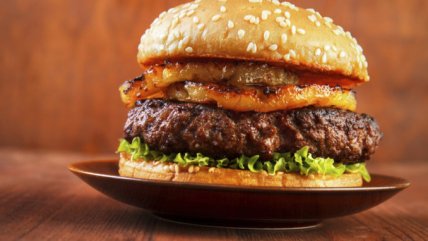 Куриный бургер с ананасом и красным луком