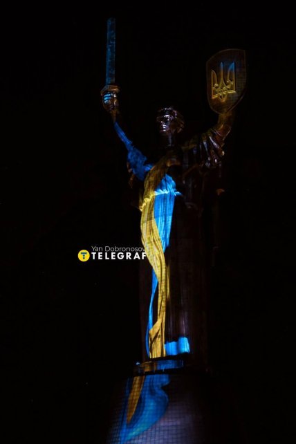 Лазерно-світлове шоу на монументі Батьківщина-Мати у Києв