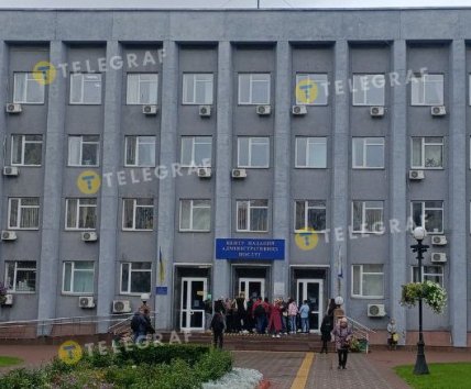 Люди, несмотря на тревогу, ждут возможности попасть в ЦНАП