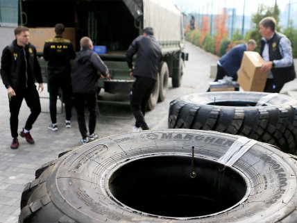 колеса грузят в грузовик