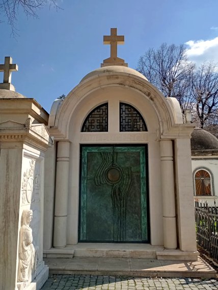 Сімейна гробниця Луческу