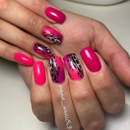 малиновий манікюр