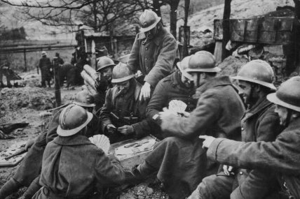 Западный фронт. Французские солдаты играют в карты, осень 1939 года