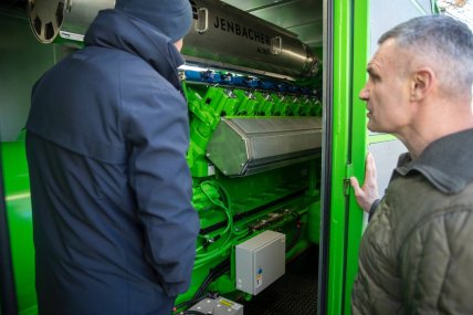 Мер Києва Віталій Кличко поруч з когенераційною установкою