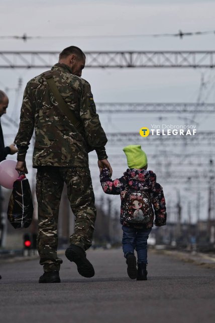 Військовий та дитина на вокзалі в Краматорську