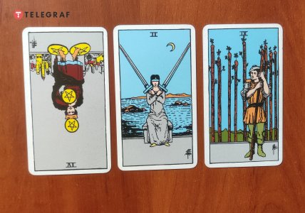 Карты Таро Перевернутая Четверка пентаклей, Двойка мечей и Девятка жезлов