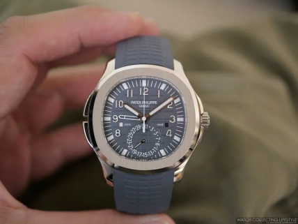 Часы Patek Philippe Aquanaut с серым циферблатом и сине-серым каучуковым ремешком в руке