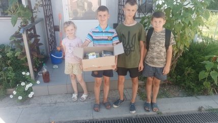 дети с посылкой
