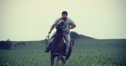 Кадиров їде на коні Зазу