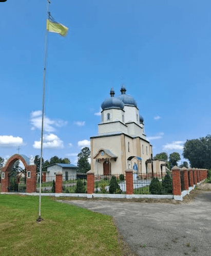 Церковь Рождества Пресвятой Богородицы в центре пентагона села Ровно