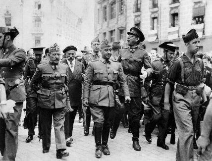 Генерал Франсіско Франко в Бургосі в серпні 1936 року. Праворуч від нього (високий в окулярах) генерал Еміліо Мола