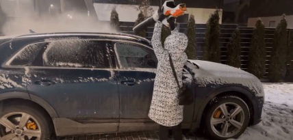 Як швидко прибрати сніг із машини, лайфхак