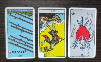 Перевернутая Восьмерка жезлов, перевернутый Шут и перевернутая Тройка мечей