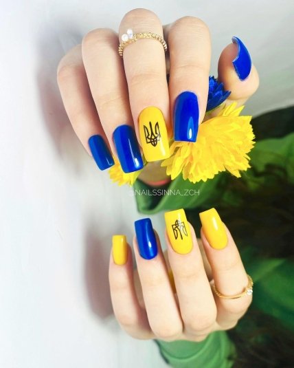 Синьо-жовтий на нігтях