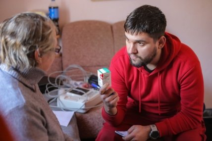 Врач дает женщине лекарство