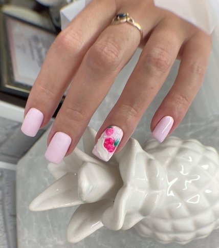 клубничный маникюр