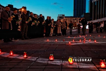 На бруківку нанесли символічне слово "Діти"