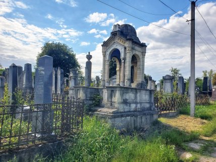 Надгробия на Еврейском кладбище в Черновцах