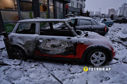 Пошкоджене авто в ході удару РФ по Києву