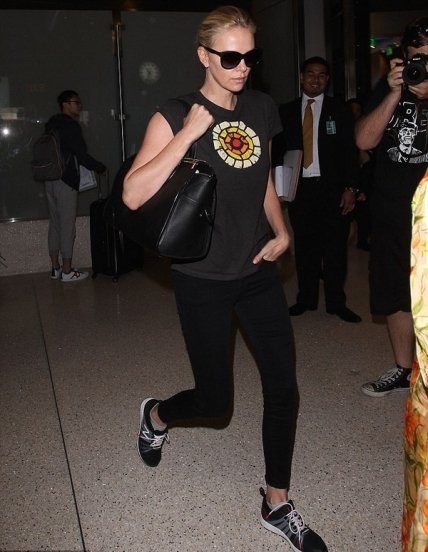 40-летняя Шарлиз Терон удивила прекрасной фигурой