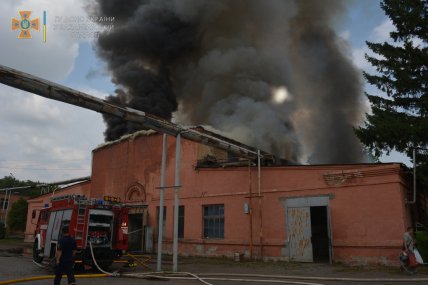 Палає дах складу