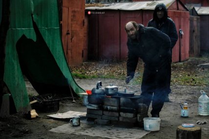 Бахмут - їжу готують на вогнищі у дворі