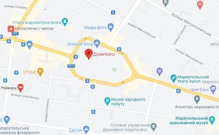 На Драмтеатре в Мариуполе два парня справили нужду посреди катка, видео