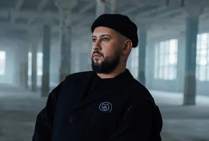 Монатик подарил поклонникам перевод песни "Кружит"