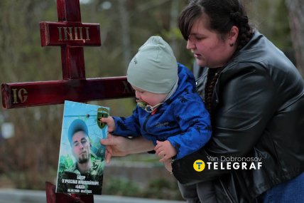 До могил рідних приходять люди з маленькими дітьми