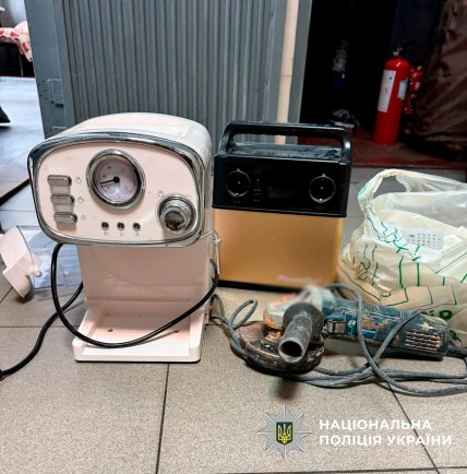 Мужчиеа украл старую кофеварку и чайник в Киеве